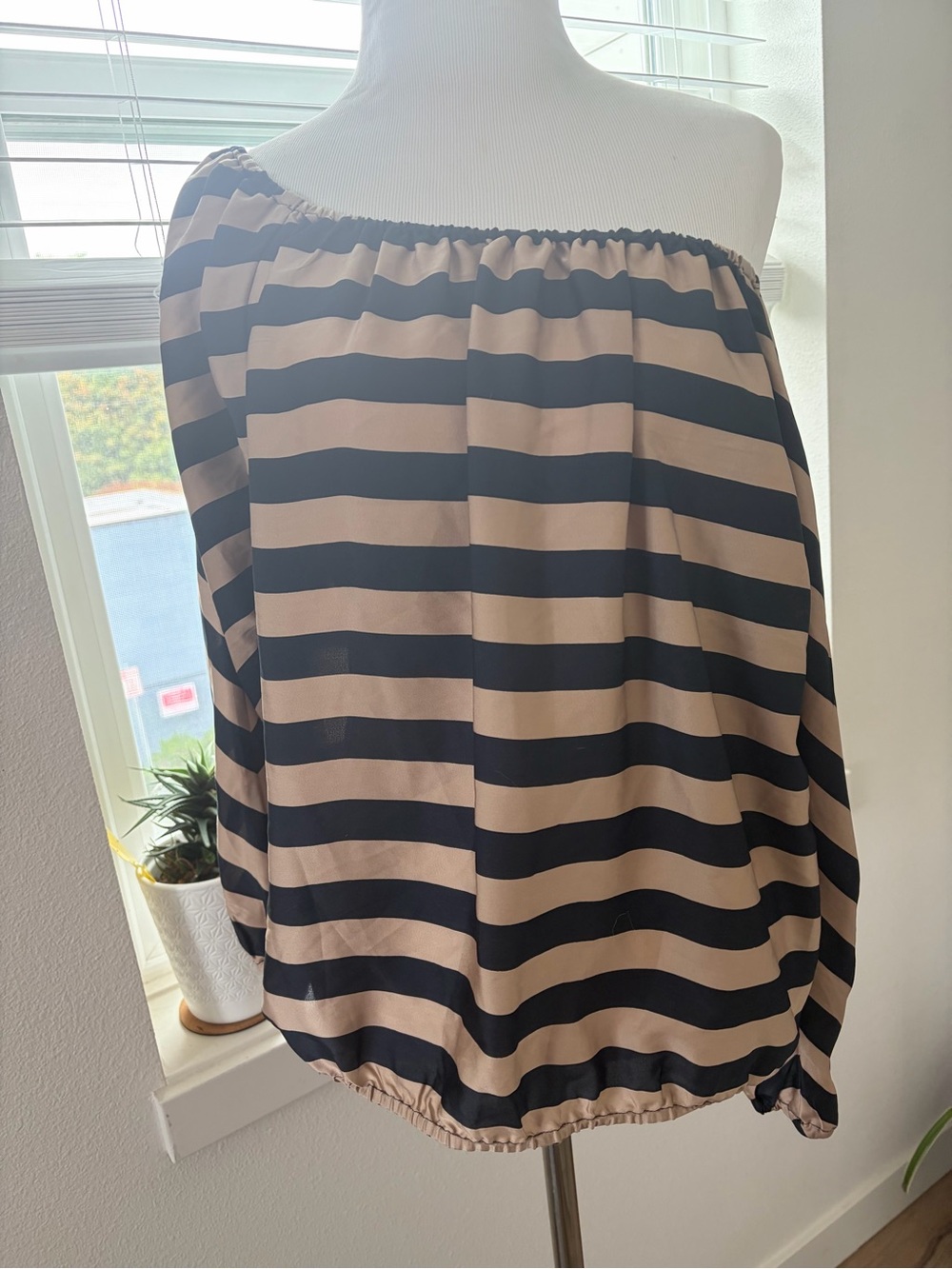 Willi Smith Black and Tan Striped Off-Shoulder Blouse